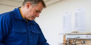 How Does the Electrician Hourly Rate Compare to the Day Rate