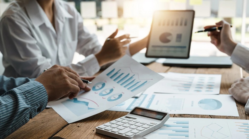 how startups can use competitor analysis